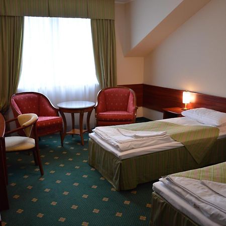 Hotel Batory Тлущ Екстер'єр фото