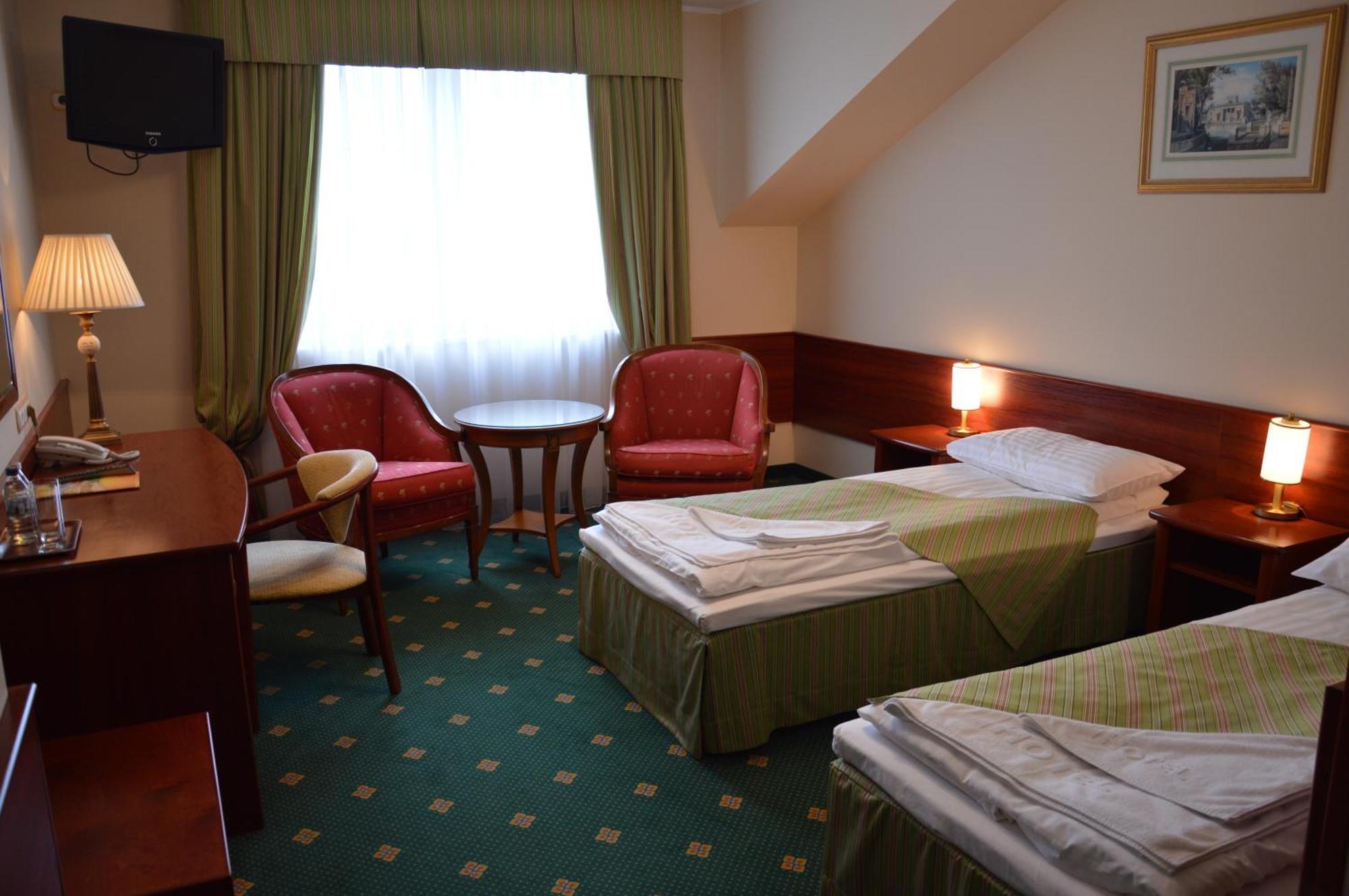 Hotel Batory Тлущ Екстер'єр фото